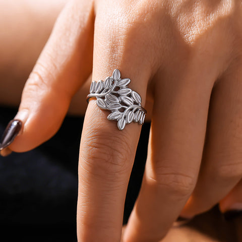 Golden Leaves Hollow Ring - SazenIce