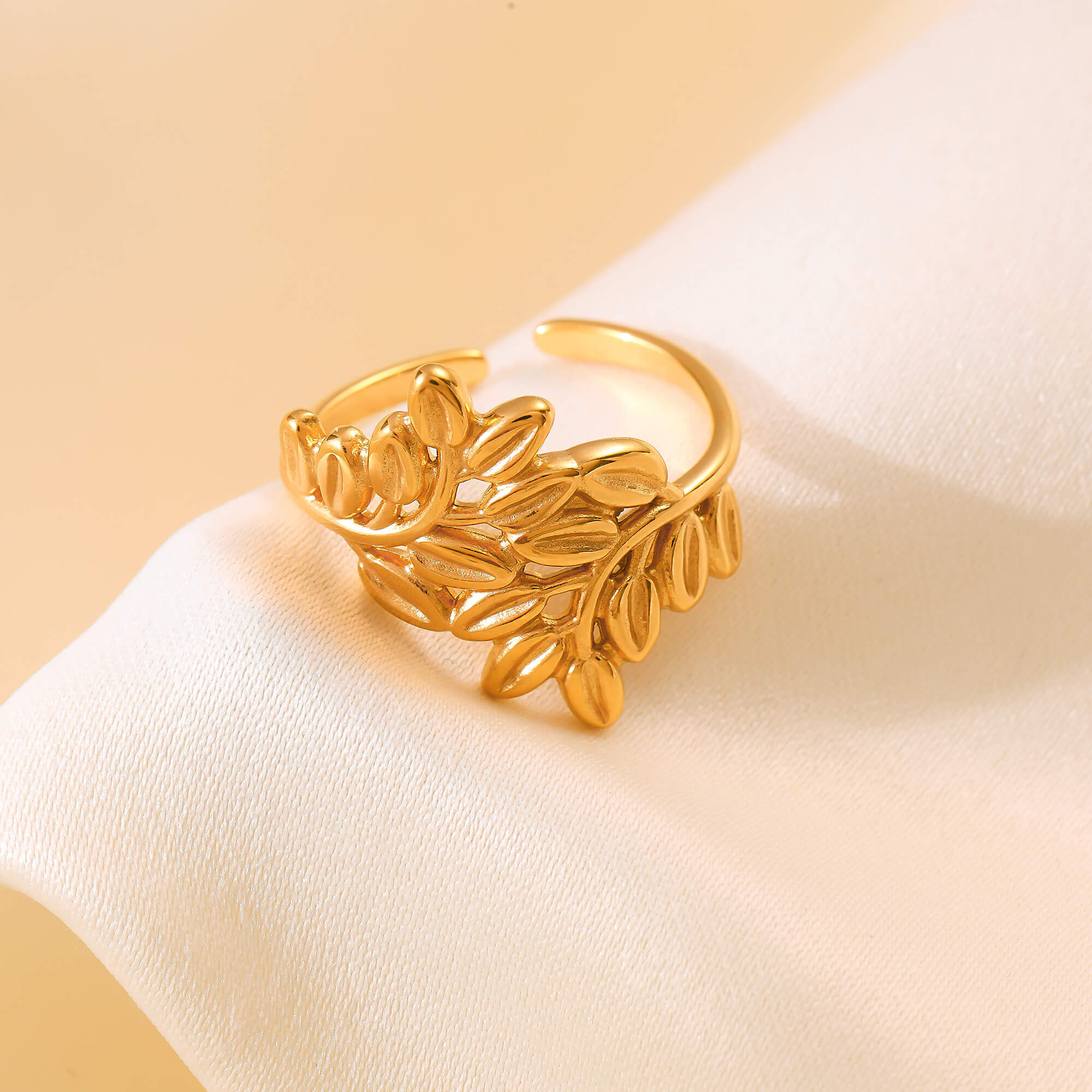 Golden Leaves Hollow Ring - SazenIce