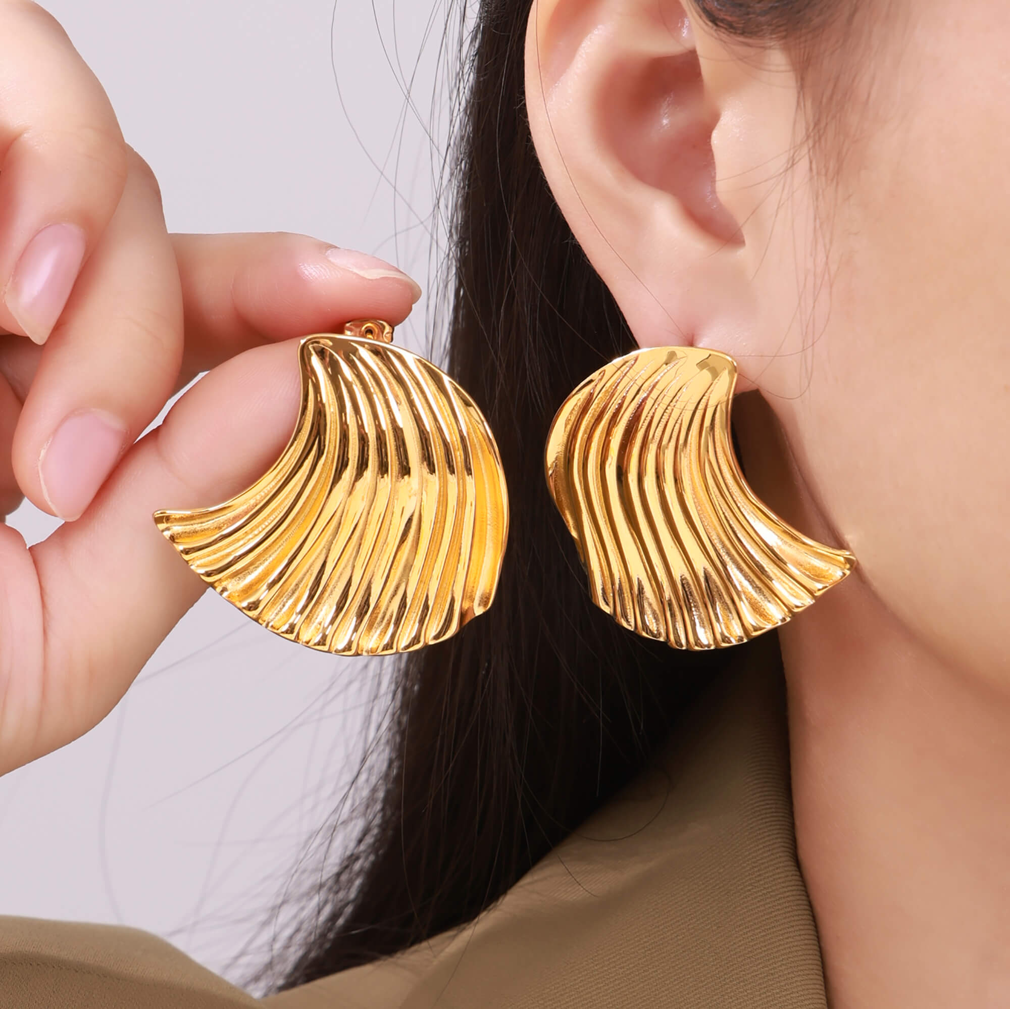 Golden Wave Shell Earrings - SazenIce