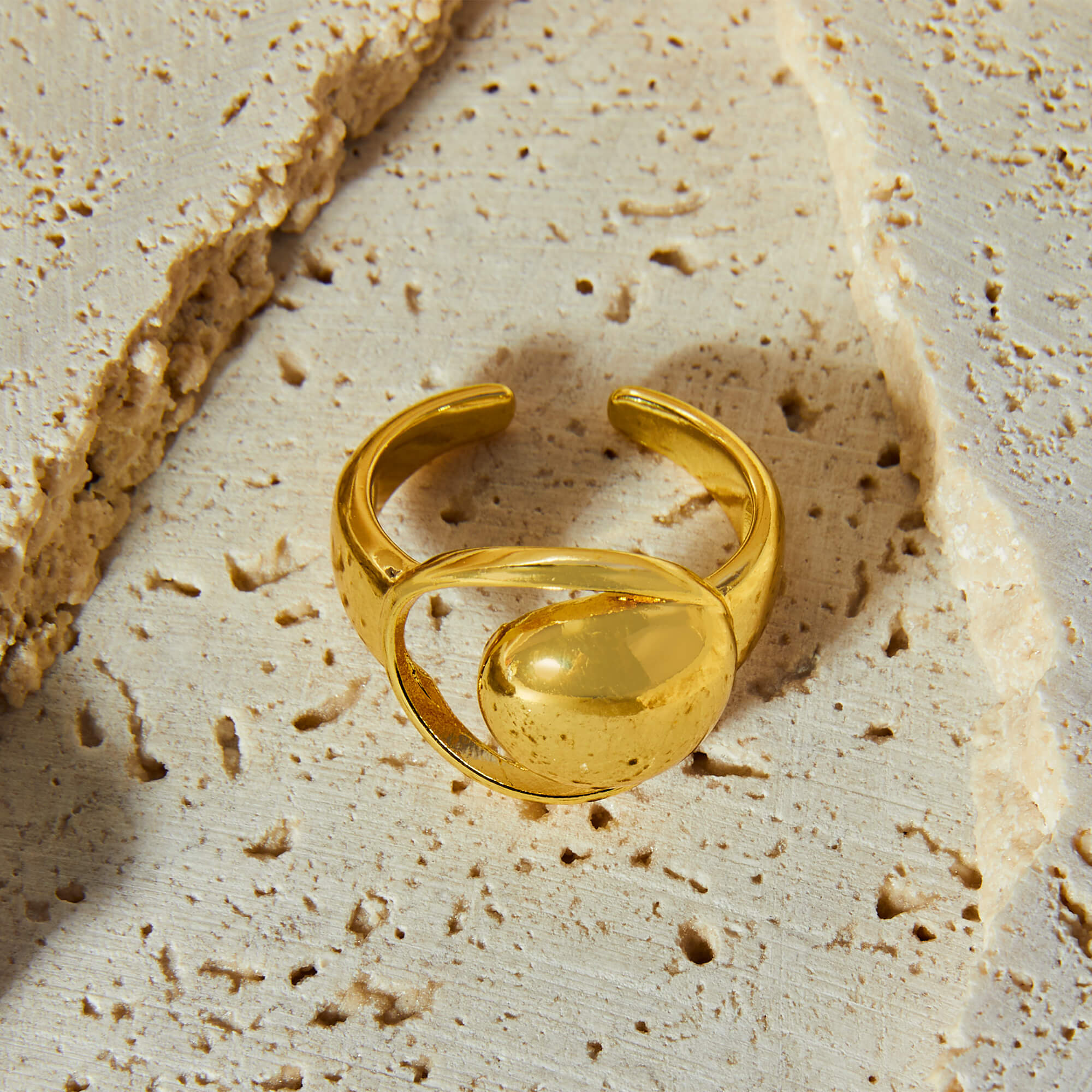 Luna Geometric Crescent Ring - SazenIce
